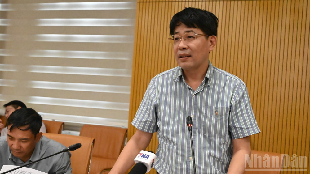 Ông Mai Văn Phấn, Phó Cục trưởng Cục Quản lý đất đai, thông tin tại buổi họp báo.
