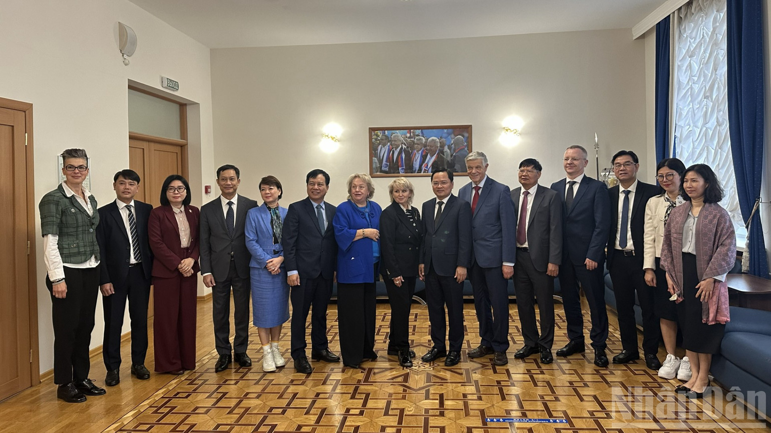 Các đại biểu Tổng Liên đoàn Lao động Việt Nam và Liên hiệp Công đoàn Thủ đô Moskva chụp ảnh lưu niệm. (Ảnh: THÙY VÂN)