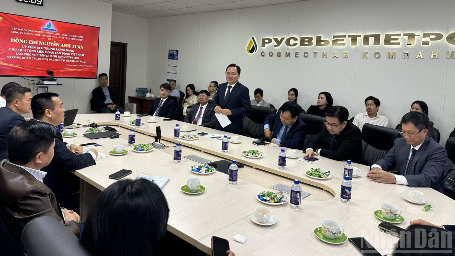 Buổi làm việc tại Công ty RusvietPetro, liên doanh giữa Zarubezhneft và Tập đoàn Công nghiệp-Năng lượng quốc gia Việt Nam (Petrovietnam). (Ảnh: THÙY VÂN)