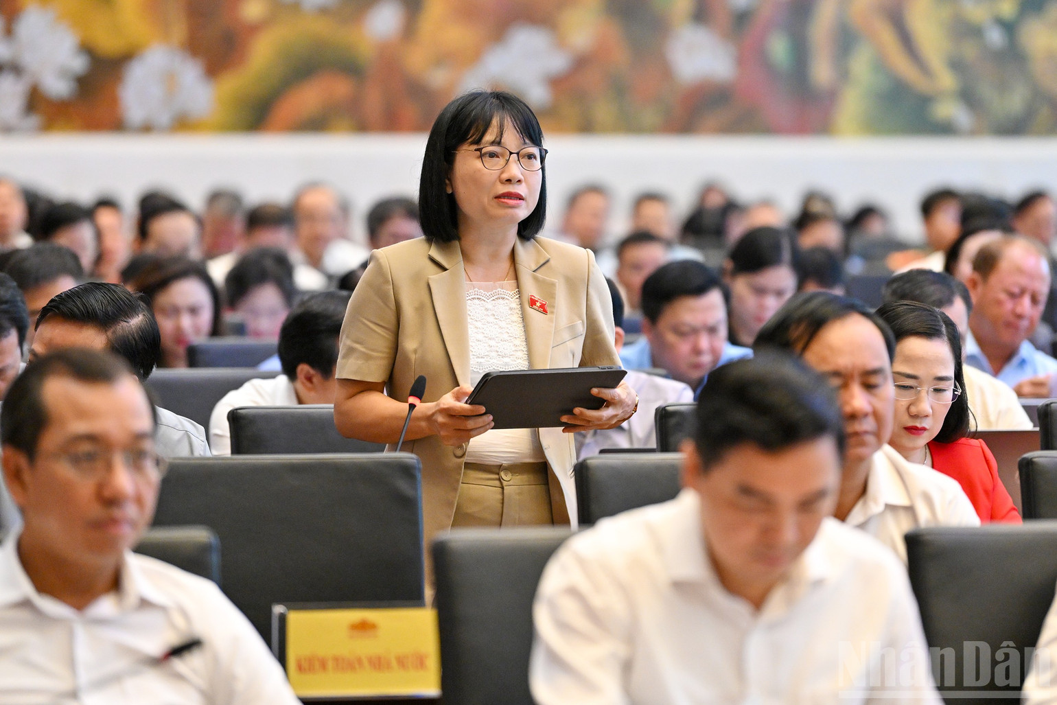 Đại biểu Nguyễn Thị Việt Nga (Đoàn Hải Phòng) phát biểu. (Ảnh: THỦY NGUYÊN)
