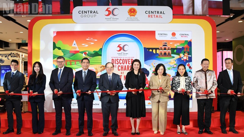 Các đại biểu cắt băng khai mạc Tuần lễ Việt Nam tại Thái Lan 2026. (Ảnh: XUÂN SƠN)