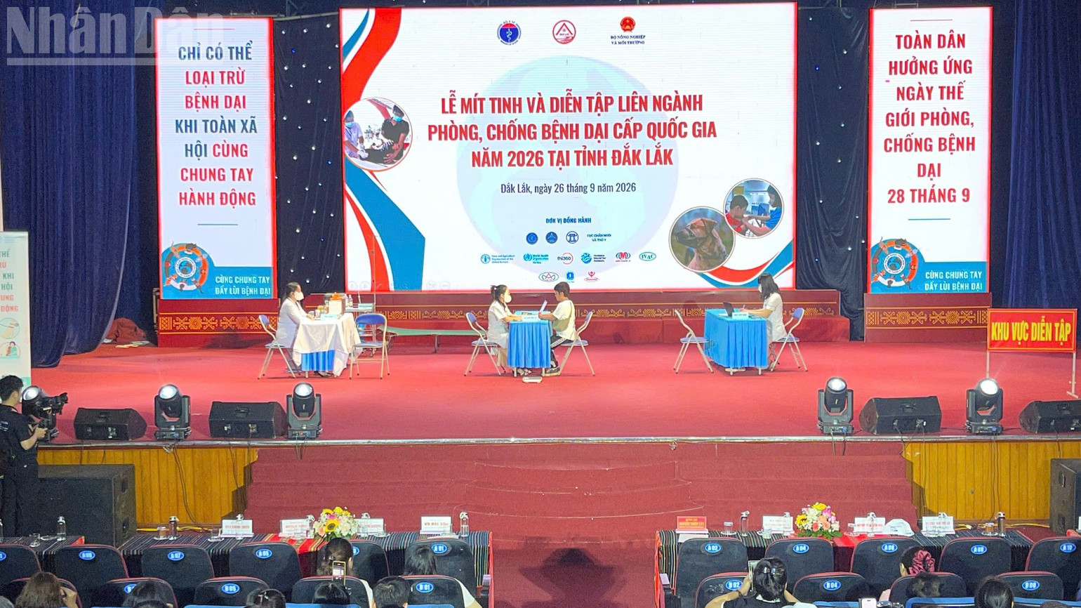 Diễn tập xác minh sự kiện và phối hợp liên ngành trong điều tra, giám sát, xử lý sự kiện chó nghi dại cắn người. (Ảnh: CÔNG LÝ)
