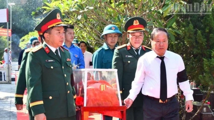 Lai Châu an táng hài cốt 5 liệt sĩ thanh niên xung phong