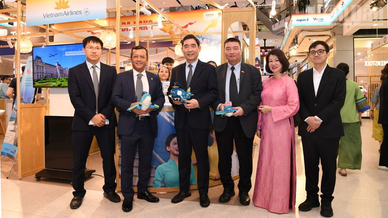 Đại sứ Việt Nam tại Thái Lan Phạm Việt Hùng (thứ ba từ trái sang) tham quan gian hàng của Vietnam Airlines. (Ảnh: XUÂN SƠN)