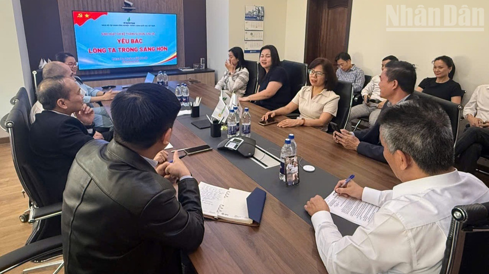 Công đoàn cơ sở thường xuyên lắng nghe, nắm bắt tâm tư để kịp thời phản ánh, đề xuất với ban lãnh đạo Rusvietpetro và Petrovietnam nhằm tối ưu hóa các quy chế, chế độ chính sách cho người lao động. (Ảnh: THÙY VÂN)
