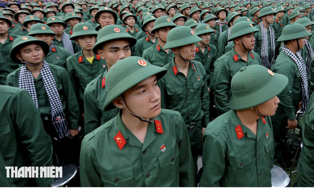 Trong thời gian công dân đến đăng ký nghĩa vụ quân sự, sơ tuyển, khám và kiểm tra sức khỏe, được bảo đảm chế độ ăn, ở, tiền tàu xe đi và về.
ẢNH: NGỌC DƯƠNG