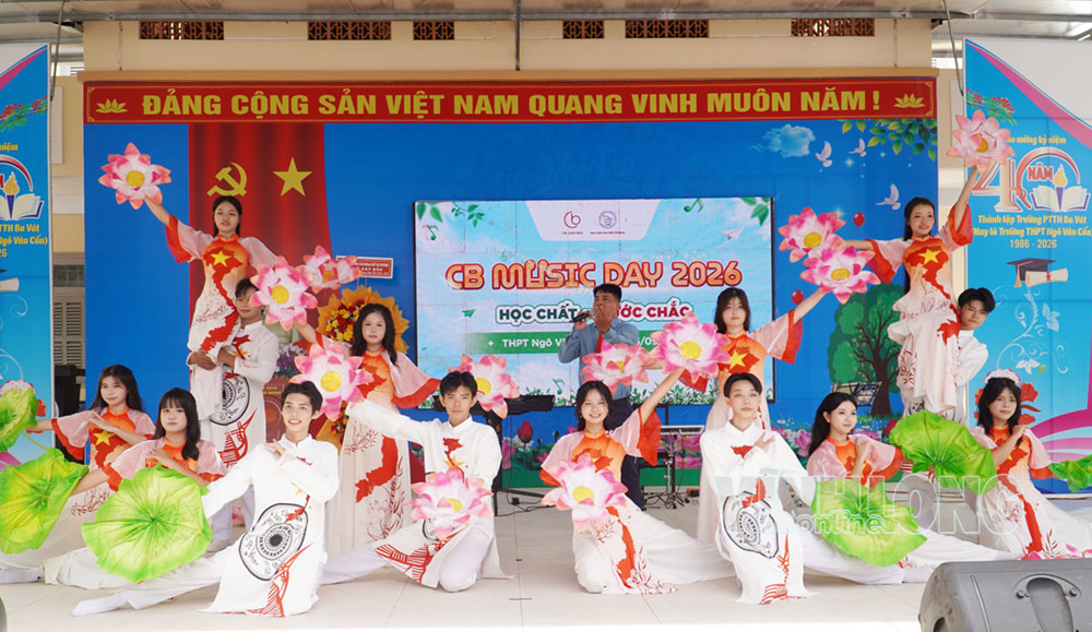Tiết mục hát múa “Lời Bác sáng mãi muôn đời” do giáo viên và học sinh nhà trường biểu diễn.
