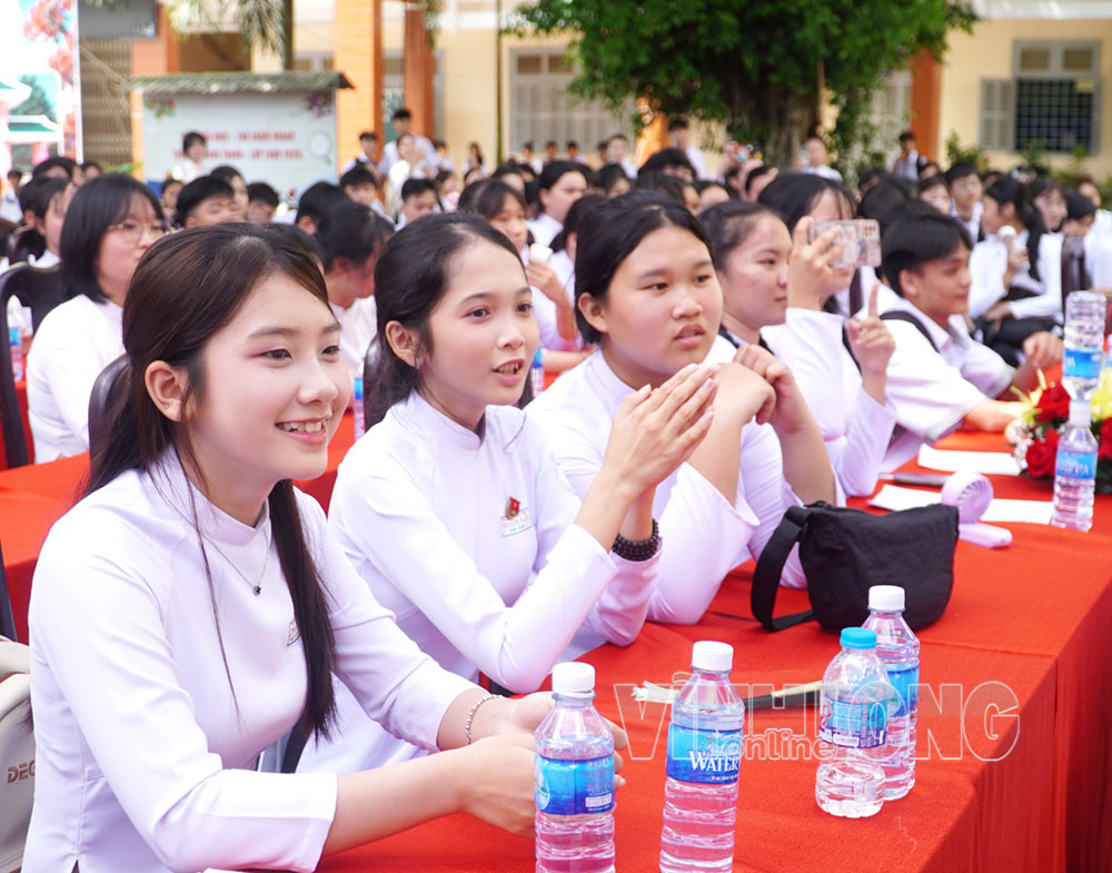 Học sinh Trường THPT Ngô Văn Cấn thích thú với các tiết mục văn nghệ chào đón năm học 2026-2027.