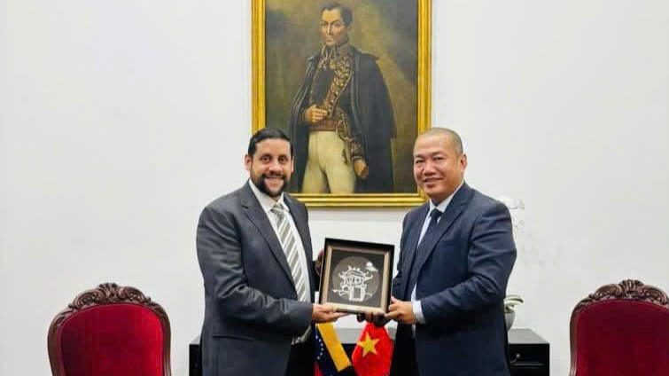 Đại sứ Võ Tuấn Ngọc và Thứ trưởng Ngoại giao và Thương mại Quốc tế Venezuela phụ trách châu Á, Eduardo Ramirez. (Ảnh: Đại sứ quán Việt Nam tại Venezuela cung cấp)