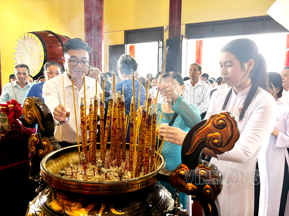 Lê Minh Thư - học sinh lớp 10A6, Trường THPT Nguyễn Thị Định (bìa phải) dâng hương Nữ tướng Nguyễn Thị Định.