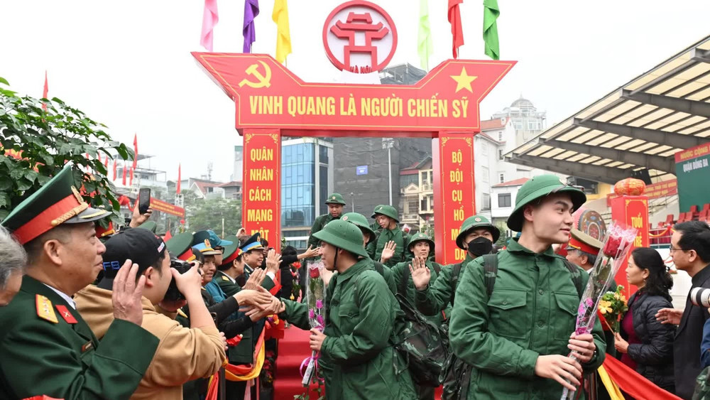 Thanh niên Thủ đô nô nức lên đường nhập ngũ. (Ảnh: THẾ ĐẠI)
