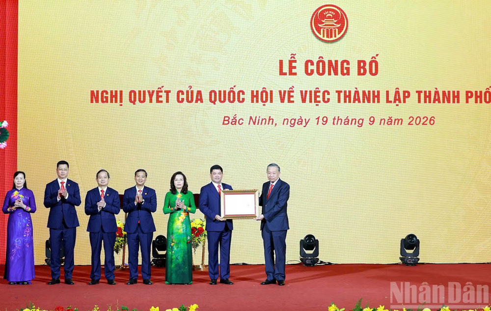 Tổng Bí thư, Chủ tịch nước Tô Lâm đã trao Nghị quyết của Quốc hội và trao Huân chương Lao động hạng Nhất tặng Đảng bộ, chính quyền, nhân dân thành phố Bắc Ninh. (Ảnh: ĐĂNG KHOA)