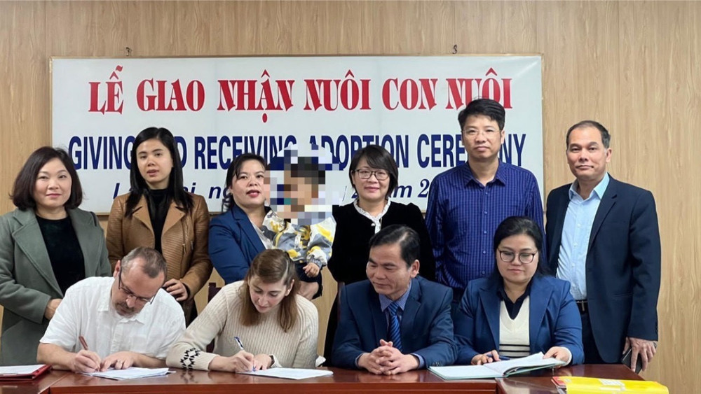Một lễ giao nhận nuôi con nuôi tại Lào Cai. (Ảnh: Nguyễn Hải-Lê Hằng)