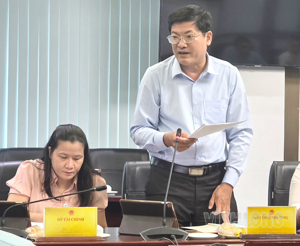 Lãnh đạo Sở Công thương báo cáo công tác chuẩn bị tổ chức các sự kiện.