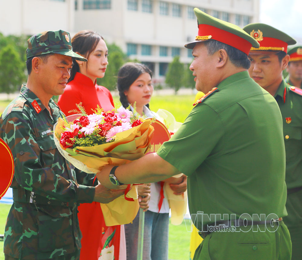 Đại tá Hoàng Ngọc Huynh- Phó Cục trưởng Cục Cảnh sát PCCC và CNCH (Bộ Công an) tặng hoa động viên lực lượng quân sự tham gia thực tập.