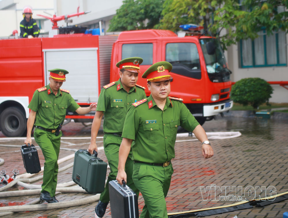 Sau khi khống chế được đám cháy, lực lượng chức năng tổ chức khám nghiệm hiện trường, điều tra nguyên nhân vụ cháy và khắc phục hậu quả.