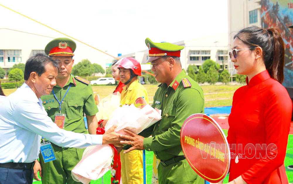 Đồng chí Đặng Văn Chính- Ủy viên Thường vụ Tỉnh ủy, Phó Chủ tịch Thường trực UBND tỉnh tặng hoa động viên lực lượng công an tham gia thực tập.