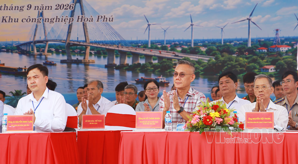 Đại biểu các sở, ngành tham quan thực tập.