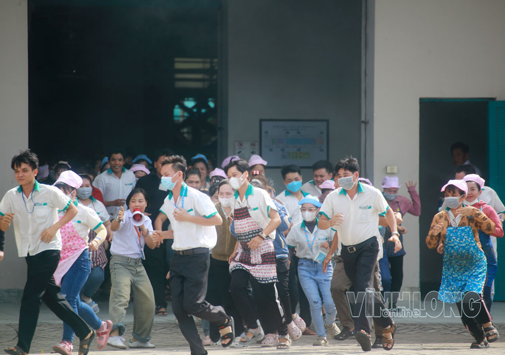 Tình huống giả định về vụ cháy xảy ra tại khu vực máy ép nhiệt tầng 1, nhà xưởng B7 của Công ty TNHH Tỷ Xuân. Khi phát hiện cháy, công nhân thoát ra khu vực an toàn qua các cửa thoát nạn.