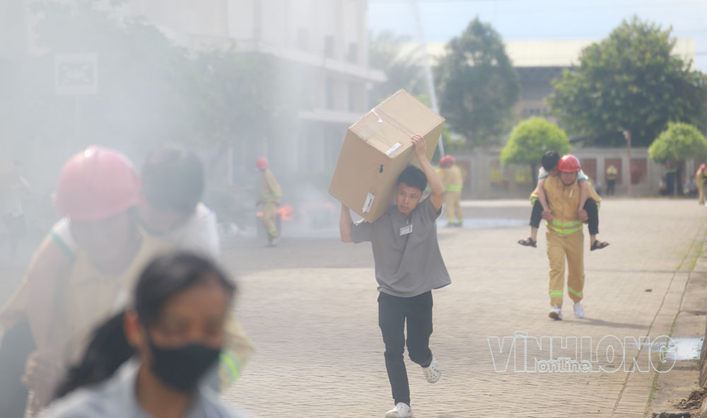 Lực lượng chữa cháy và CNCH cơ sở nhanh chóng di chuyển đồ đạc và đưa người bị thương ra ngoài.