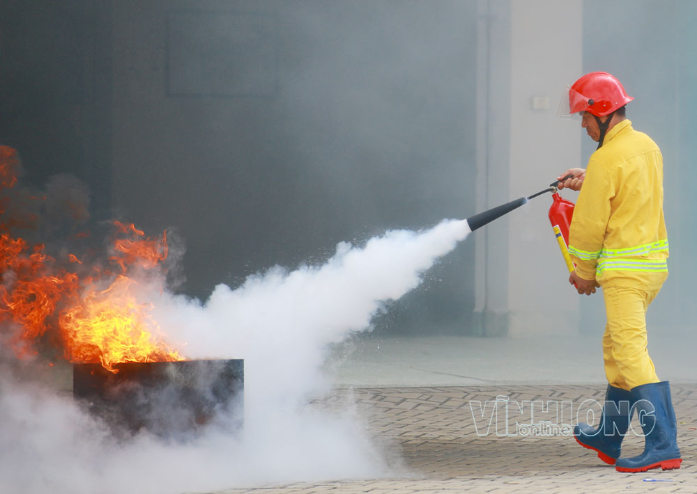 Dùng bình chữa cháy dập tắt đám cháy.