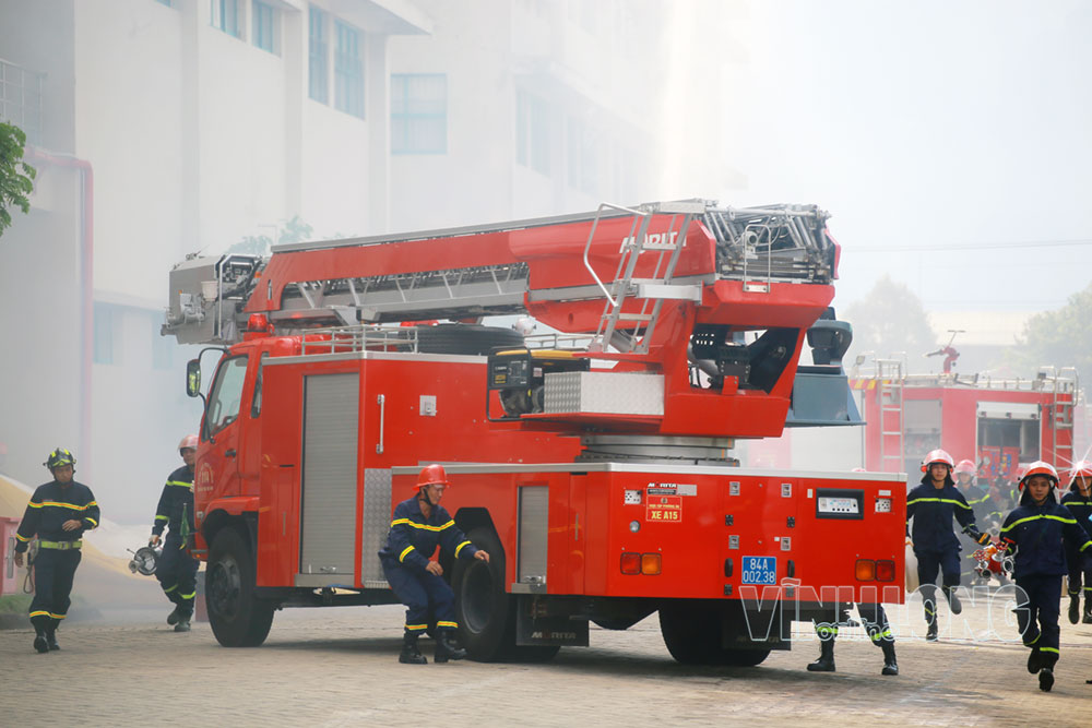 Theo tình huống giả định, ngay khi tiếp nhận thông tin báo cháy, Phòng Cảnh sát PCCC và CNCH nhanh chóng điều động nhiều lực lượng, phương tiện đến hiện trường.