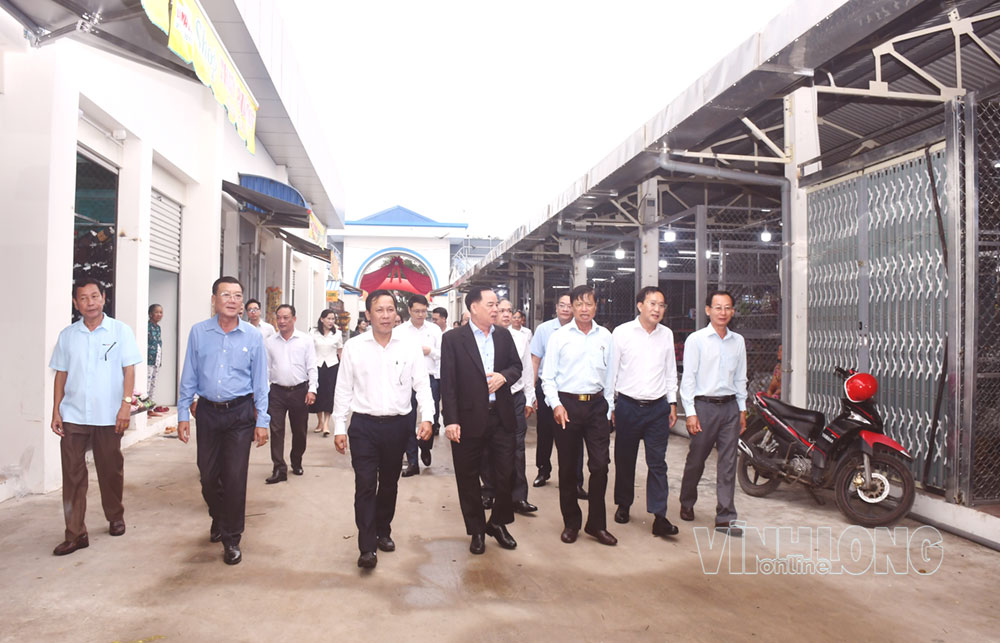 Ông Trần Ngọc Tam - nguyên Chủ tịch UBND tỉnh Bến Tre, đại biểu tham dự lễ tham quan Phố chợ Bình Đại trong ngày đầu tiên khai trương.