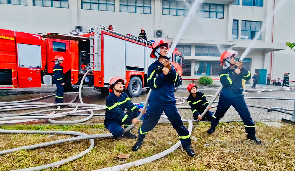 Lực lượng phòng cháy chữa cháy và cứu nạn, cứu hộ chuyên nghiệp tham gia đội hình hợp luyện.