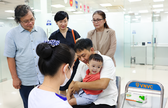 Tiến sĩ, bác sĩ Trương Hữu Khanh, Phó Chủ tịch Hội Truyền nhiễm Thành phố Hồ Chí Minh chứng kiến em nhỏ tiêm vaccine tay chân miệng.