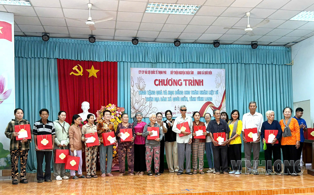 Trao quà cho gia đình chính sách. Ảnh: Mỹ Duyên