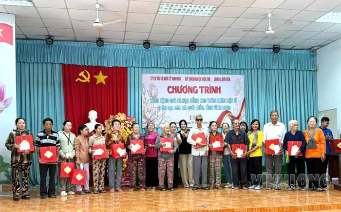 Tặng quà trung thu tại xã Qưới Điền và An Định