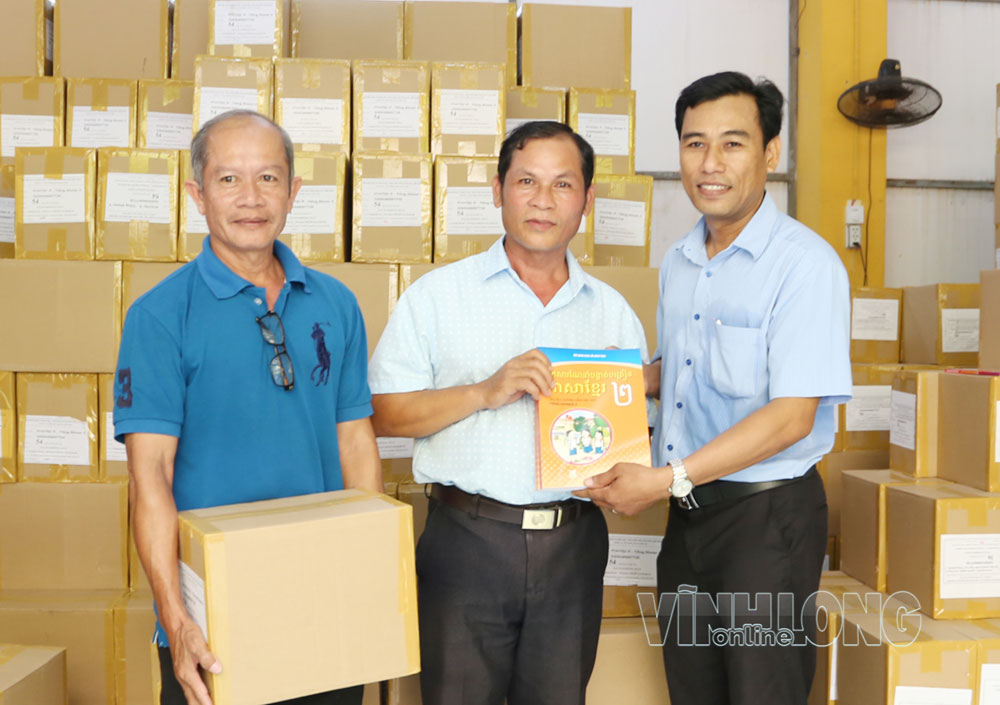 Ông Thạch Thanh Hiền- chuyên viên Phòng Giáo dục phổ thông (Sở Giáo dục và Đào tạo) trao sách cho các trường.