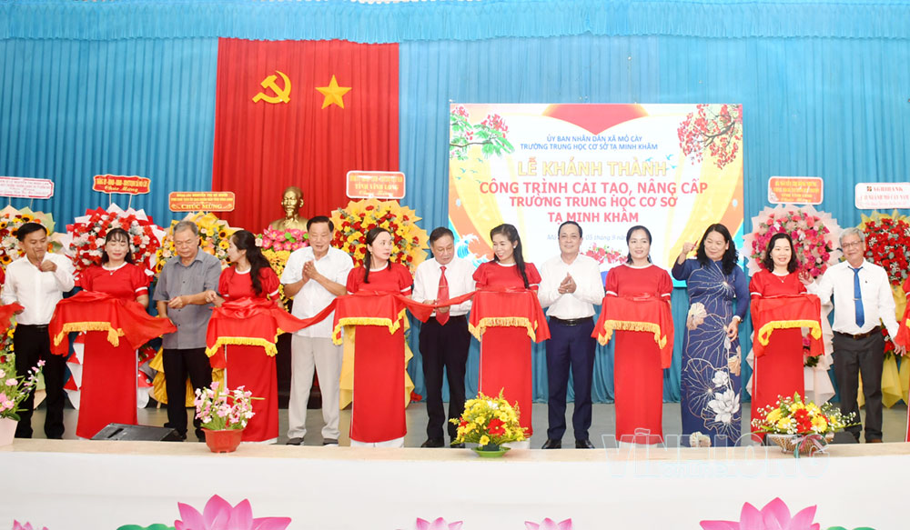 Đồng chí Lâm Minh Đằng - Phó Bí thư Tỉnh ủy cùng đại biểu thực hiện nghi thức cắt băng khánh thành công trình cải tạo, nâng cấp Trường THCS Tạ Minh Khâm.
