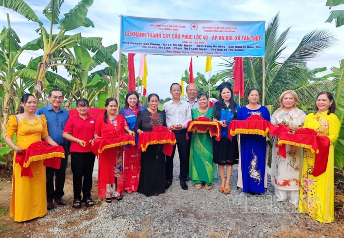 Phú Chủ tịch UBND tỉnh Nguyễn Trúc Sơn dự lễ khánh thành cầu giao thông nông thôn và tặng quà trung thu tại xã Tân Thủy