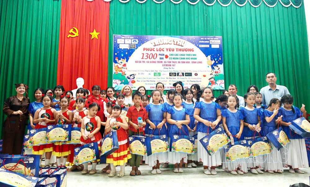 Trao tặng quà Trung thu cho cac em thiếu nhi.