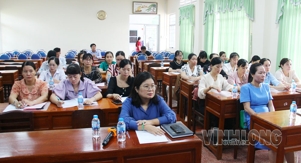 Tham dự lớp tập huấn có viên chức phụ trách công tác tư vấn và khám sức khỏe trước hôn nhân tại trạm y tế của 35 xã, phường trong khu vực.