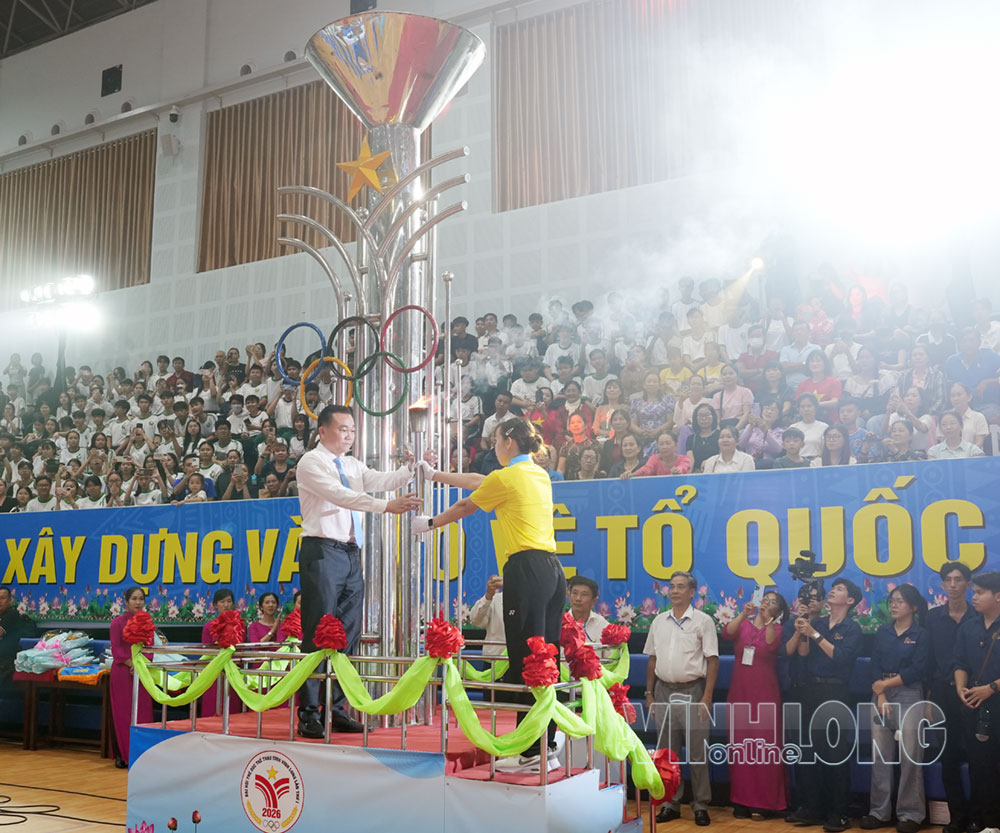 Đồng chí Nguyễn Minh Dũng- Ủy viên Dự khuyết Trung ương Đảng, Phó Bí thư Tỉnh ủy, Chủ tịch HĐND tỉnh, thực hiện nghi thức châm đài lửa Đại hội Thể dục Thể thao tỉnh Vĩnh Long lần thứ I năm 2026.