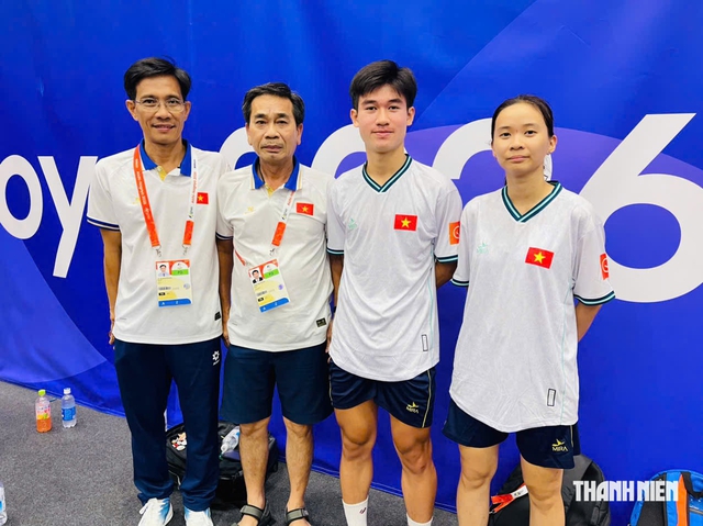 Minh Tân, Gia Nghi cùng Lãnh đội Trần Duy Khâm và HLV Lê Quang Khang. ẢNH: Đ.K