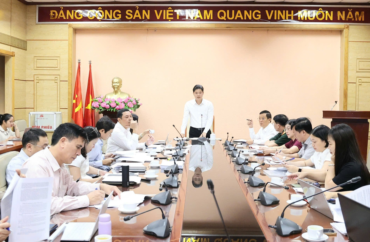 Thứ trưởng Thường trực Y tế Vũ Mạnh Hà phát biểu chủ trì cuộc họp về xây dựng dự thảo Nghị định sửa đổi, bổ sung một số điều của Nghị định số 188/2025/NĐ-CP do Bộ Y tế tổ chức. (Ảnh: Trần Minh)
