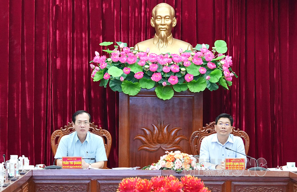 Các đồng chí: Nguyễn Mạnh Hùng- Ủy viên Trung ương Đảng, Phó Bí thư thường trực Tỉnh uỷ; Trần Trí Quang- Phó Bí thư Tỉnh ủy, Chủ tịch UBND tỉnh chủ trì hội nghị.