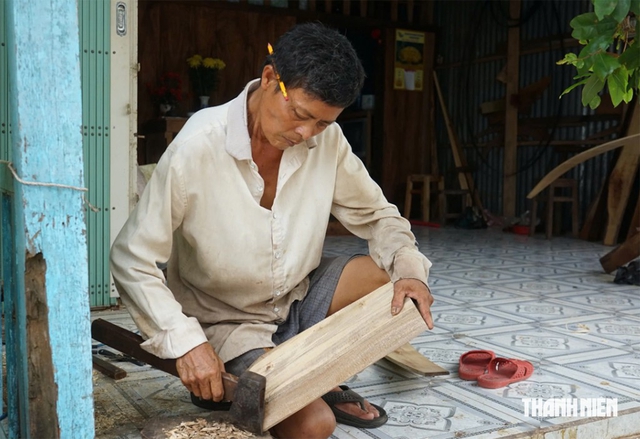 Ông Nguyễn Văn Tám miệt mài làm những chiếc xuồng nhỏ

ẢNH: THANH QUÂN