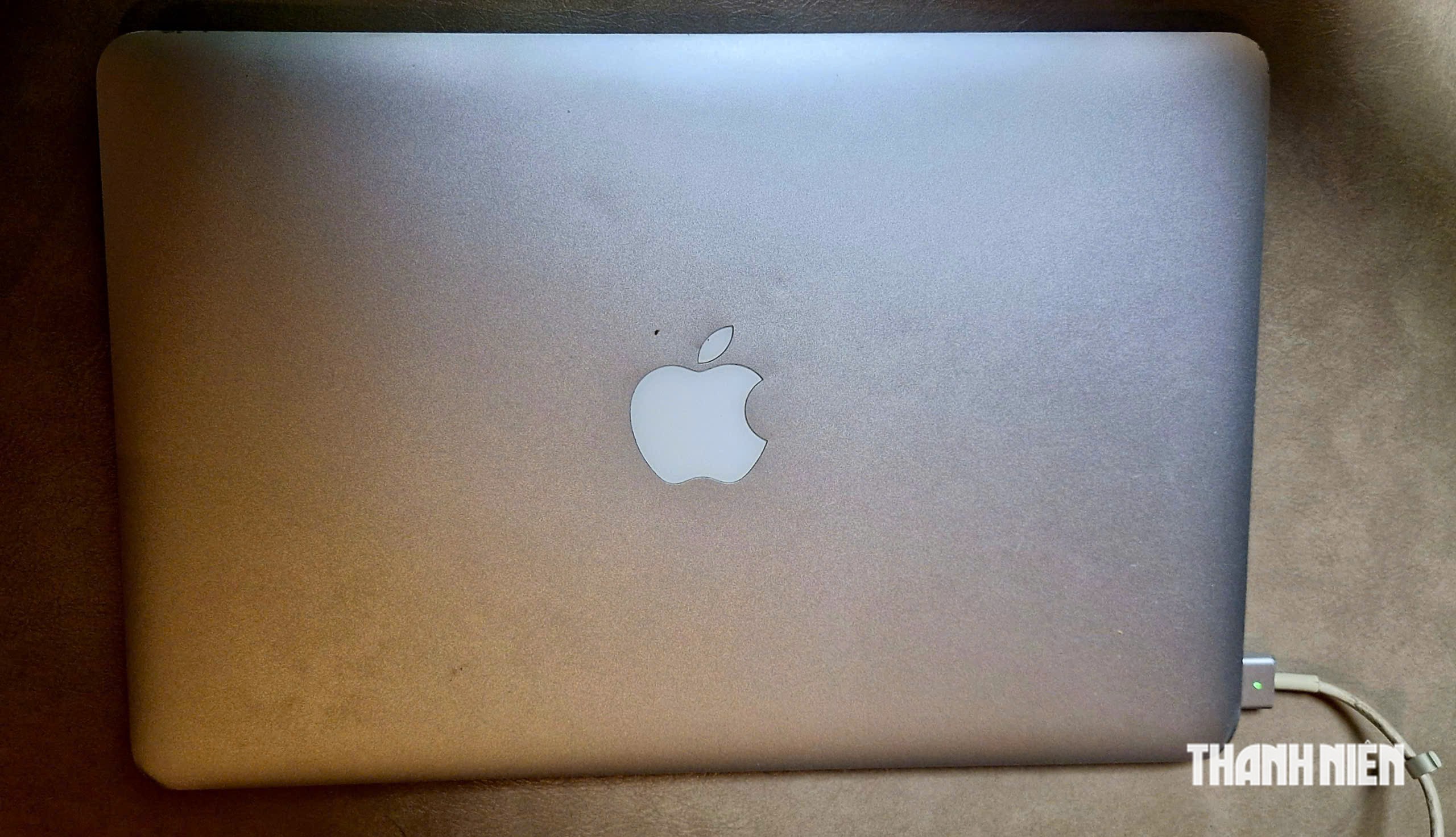 Nhiều bạn trẻ có thói quen sạc laptop, điện thoại, sạc dự phòng, xe điện... qua đêm

ẢNH: THANH ĐA