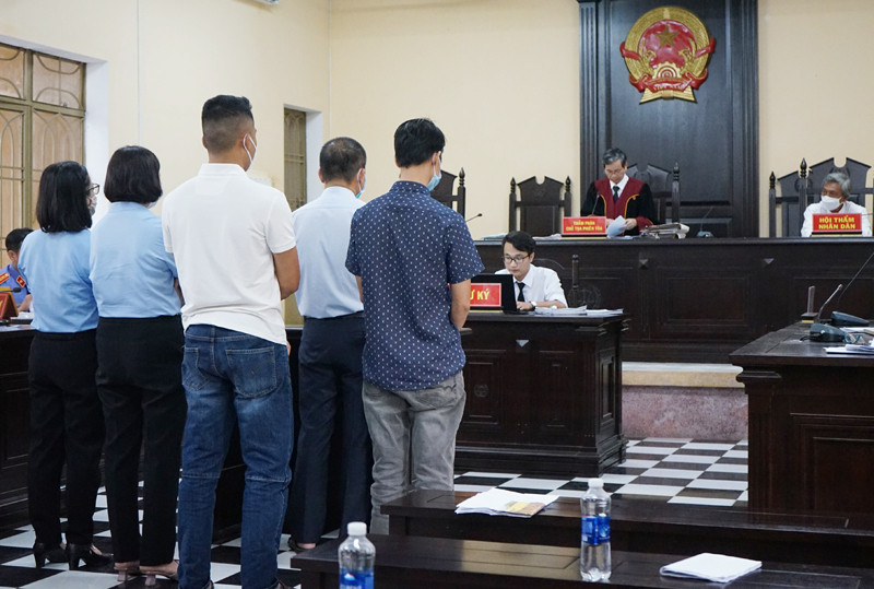 Phiên tòa xét xử vụ gian lận bảo hiểm y tế tại Bệnh viện đa khoa Trung ương Quảng Nam, tháng 5/2022 (trước thời điểm thực hiện sắp xếp đơn vị hành chính). (Ảnh nhandan.vn)