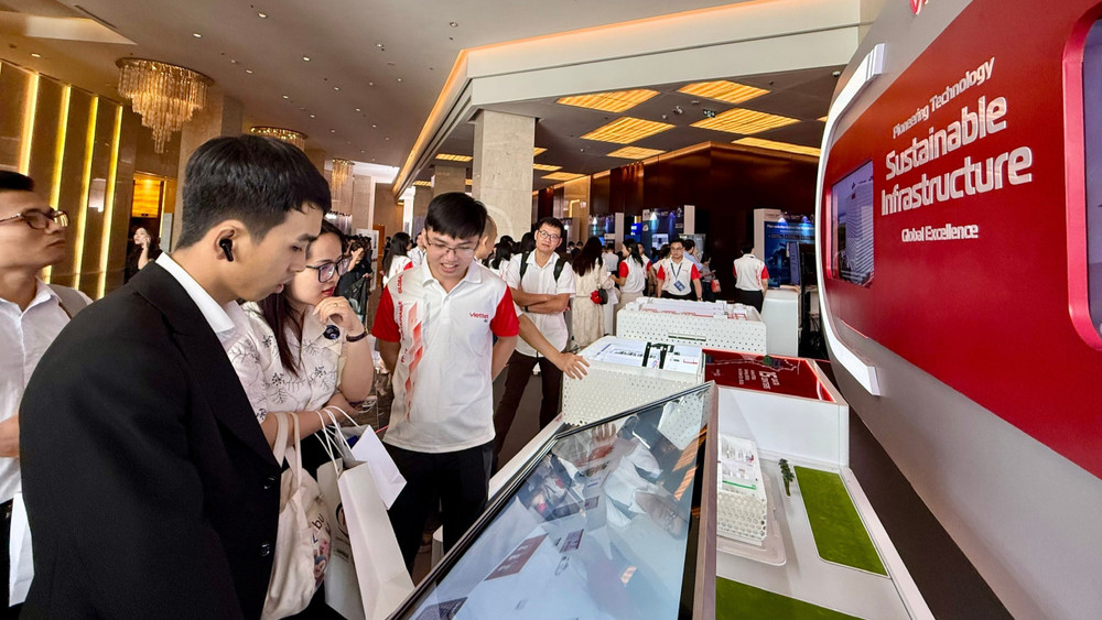 Trưng bày các sản phẩm tại Hội nghị Data Center & Cloud Infrastructure Summit (DCCI Summit) 2026. (Ảnh: TRÀ MY)
