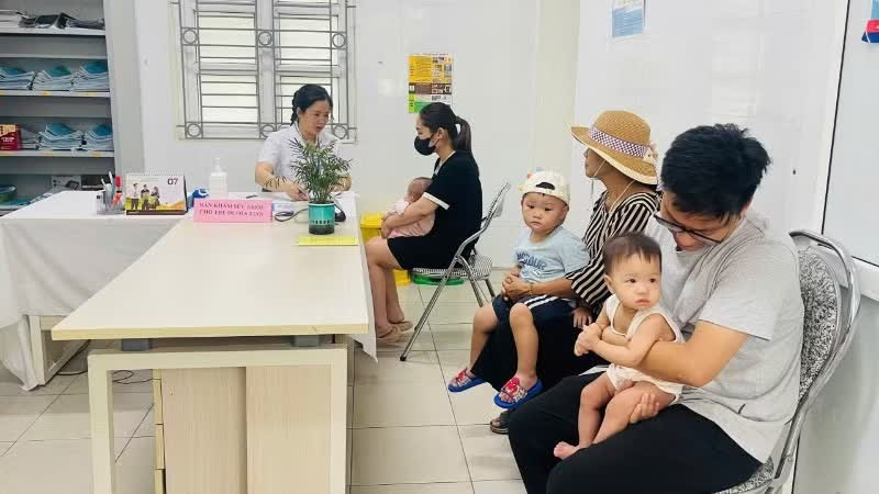 Trạm Y tế xã Ô Diên, Hà Nội khám sức khỏe định kỳ miễn phí cho người dân. (Ảnh: DIỆU THƯƠNG)
