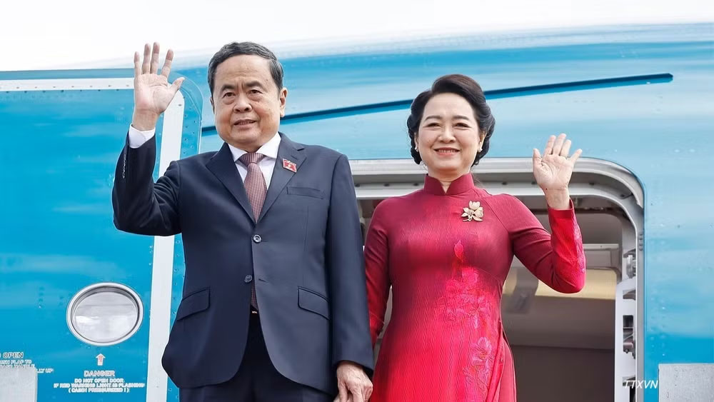 Chủ tịch Quốc hội Trần Thanh Mẫn và Phu nhân đến thủ đô Seoul, bắt đầu thăm chính thức Hàn Quốc. (Ảnh: TTXVN)