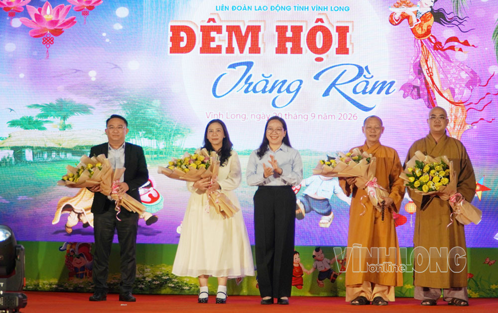 Đồng chí Nguyễn Thị Hồng Nhung - Ủy viên Ban Thường vụ Tỉnh ủy, Phó Chủ tịch Thường trực Ủy ban MTTQ Việt Nam tỉnh trao hoa tri ân các đơn vị đồng hành, tài trợ chương trình đêm hội trrăng rằm.
