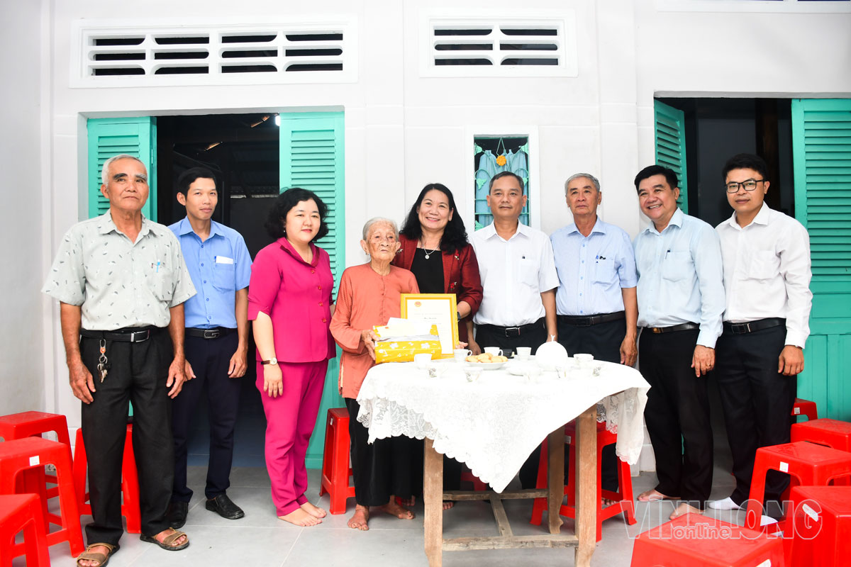 Đồng chí Nguyễn Thị Bé Mười - Phó Chủ tịch UBND tỉnh trao thiếp mừng thọ 100 tuổi của Chủ tịch nước Lương Cường cho cụ bà Mai Thị Liên, ấp Hòa Lộc. Ảnh: CẨM TRÚC