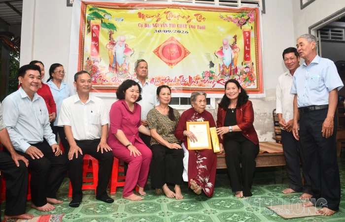 Thăm, chúc thọ người cao tuổi tròn 100 tuổi tại Hưng Khánh Trung và An Bình