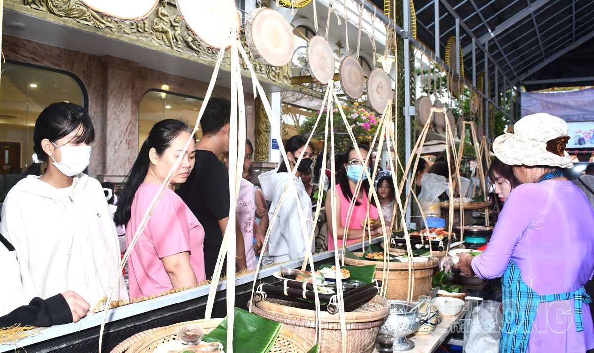 Đông đảo quan khách đến thưởng thức ẩm thực xứ dừa tại chương trình.
